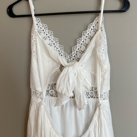 White Spring/Summer Dress with Lace Trim and Open Back Size US 6 - Picture 5 of 7